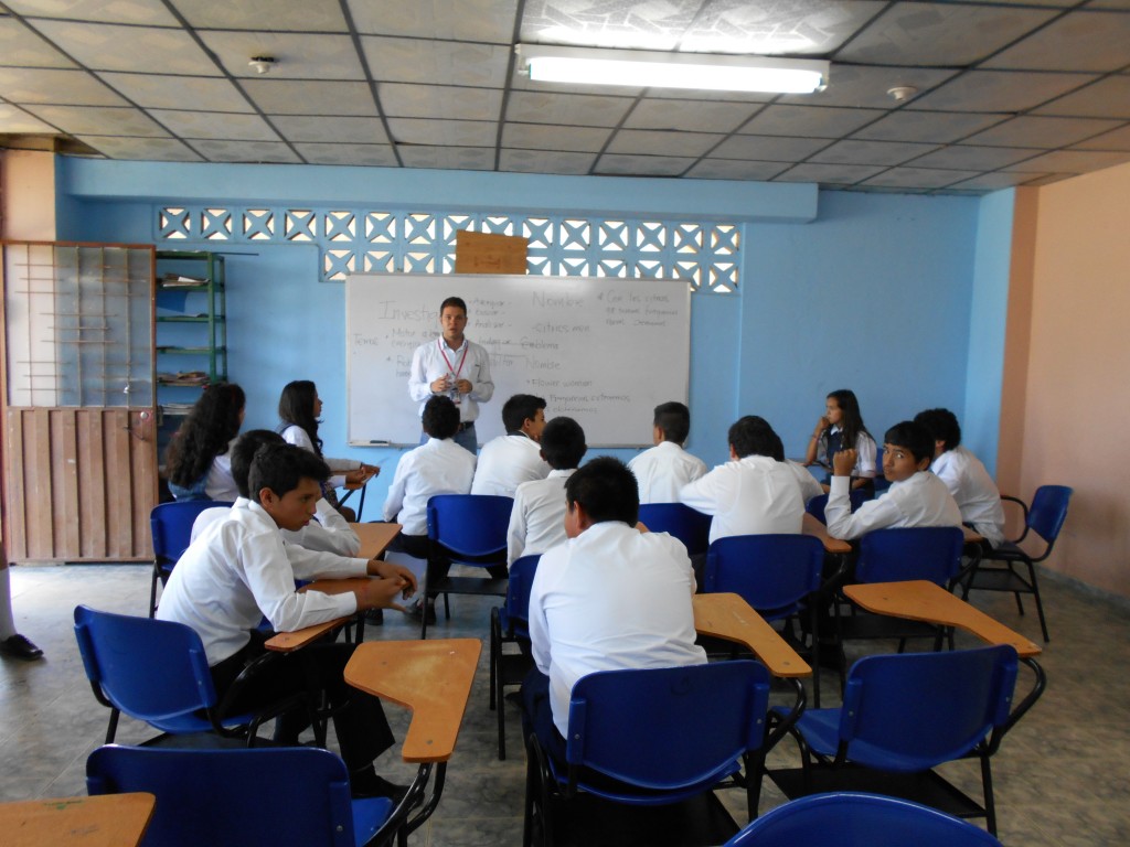 Creación de grupos de investigación con los alumnos de 8 grado del Colegio Luis A Calvo de Gámbita.