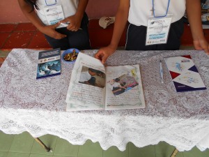 Estudiantes presentando sus cuadernos de campo a los asistentes a la Feria, como evidencia del trabajo realizado.