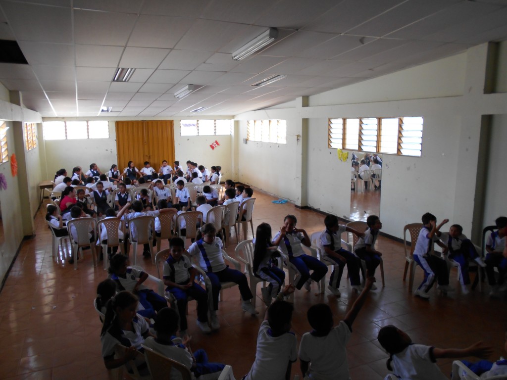 Grupo de debate para la selección de la pregunta como punto de partida para los grupos de investigación de la Escuela Urbana María Auxiliadora de Oiba.